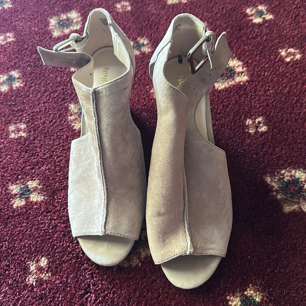 Nine West light Carmel brown wedge heel with a gold side buckle
